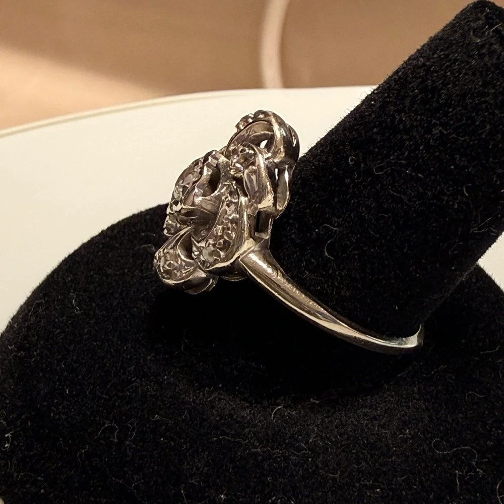 • VINTAGE Dazzling 14kwg Floral Ring with DIAMONDS •